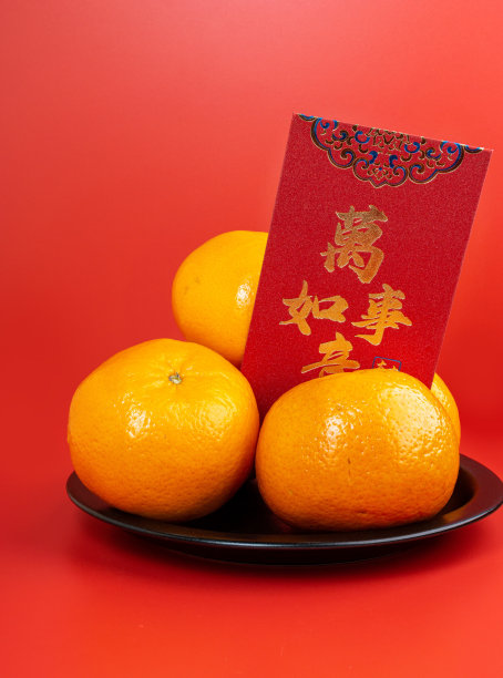 春节快乐用橘子，中文句子分别表示幸运，得到想要的，好运，一切都好，在红包(Ang pao)意味着一切都很重要。图片下载