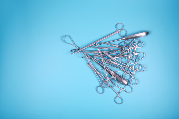 一堆医疗器械放在蓝色的桌子上图片下载