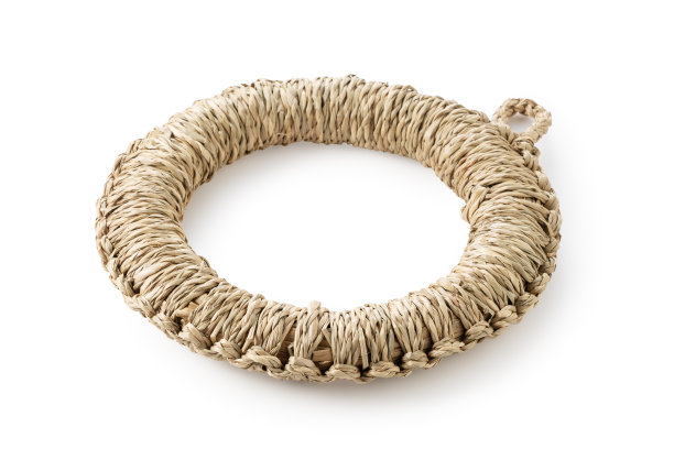 一种在白色背景上用稻草制成的壶垫。图片下载