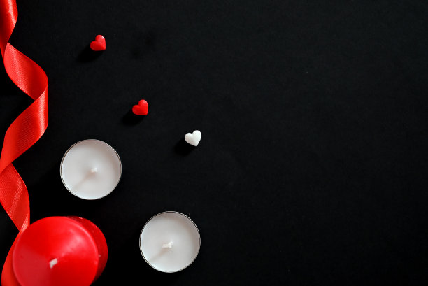 黑色背景上的心形和蜡烛。庆祝情人节、母亲节的概念图片下载