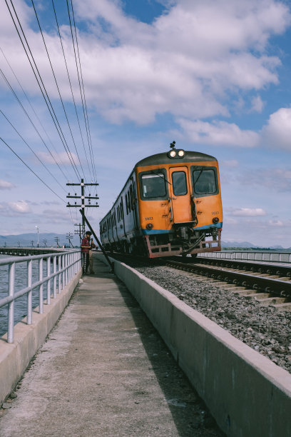 铁路列车穿越Pa轿子锻造图片下载