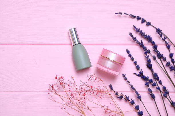 粉红色和绿色化妆品瓶模型，皮肤护理包装图片下载