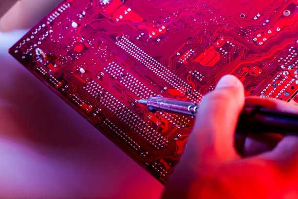 一个男人在焊接主板。台式个人电脑和笔记本电脑的维修和维护图片下载