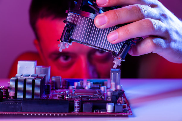 一个男人的手把一个冷却器插入主板插座图片下载