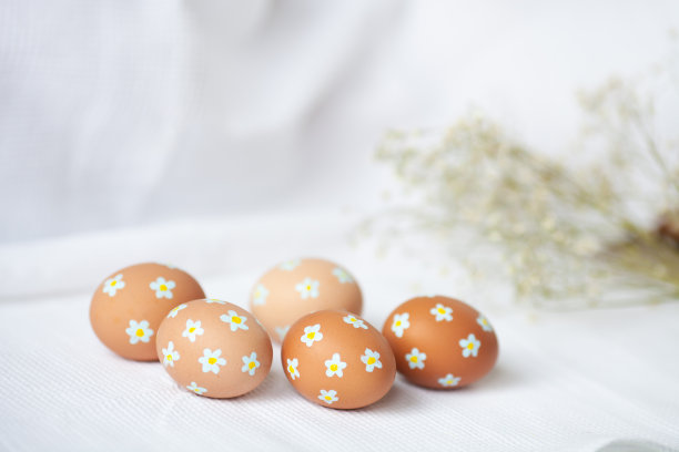 复活节彩蛋，颜色自然，上面画着小花。图片下载