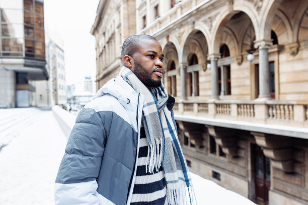 街上的非洲青年，冬天的雪，城市的画像图片下载