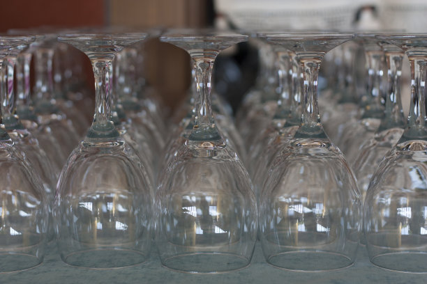 餐厅里的空杯子。餐具在餐桌上的餐厅餐桌设置照片图片下载