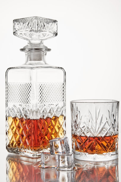 苏格兰威士忌加冰块装在玻璃器皿里。酒精饮料。图片下载