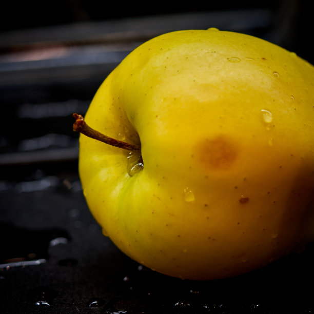 苹果躺在黑色的背景上图片下载