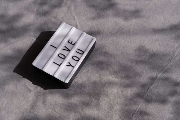 灰色背景灯箱上的“做我的爱”字样图片下载