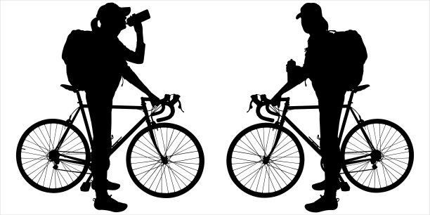 一个戴着帽子，背着一个大背包的女人站在她的自行车旁边，提着自行车的车把。女孩骑着自行车停下来喝水。两个游客面对面站着图片下载