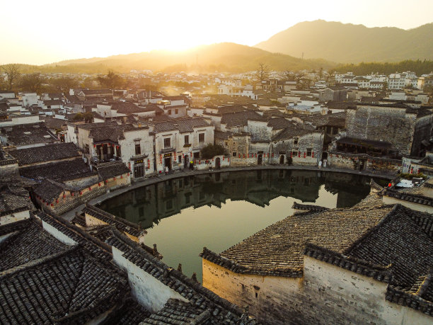 中国安徽宏村中国传统古村落鸟瞰图。图片下载