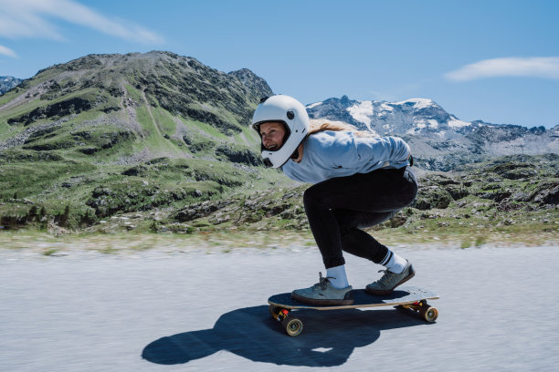 女人用长板做下坡图片下载