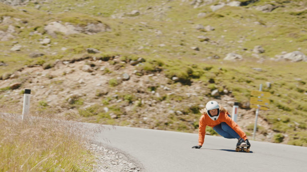女人用长板做下坡图片下载