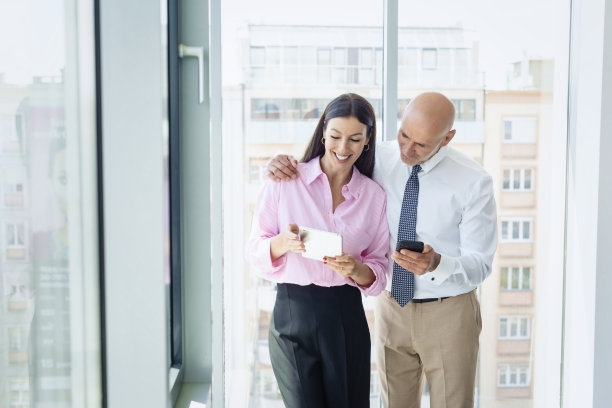 一群商务人士站在办公室一起工作图片下载