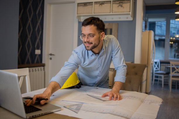 年轻的设计师在做一个大项目图片下载