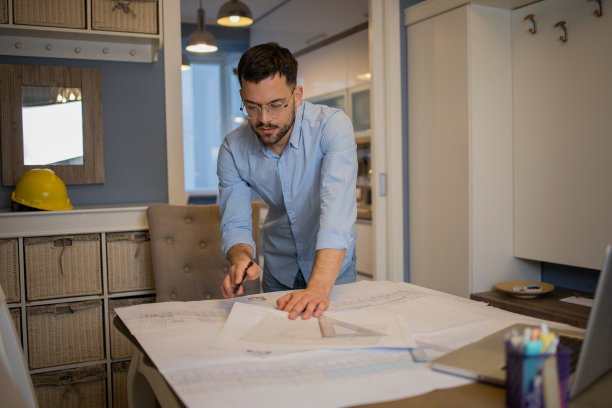 年轻的设计师在做一个大项目图片下载