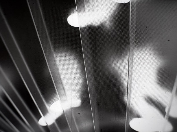 走在玻璃上图片下载