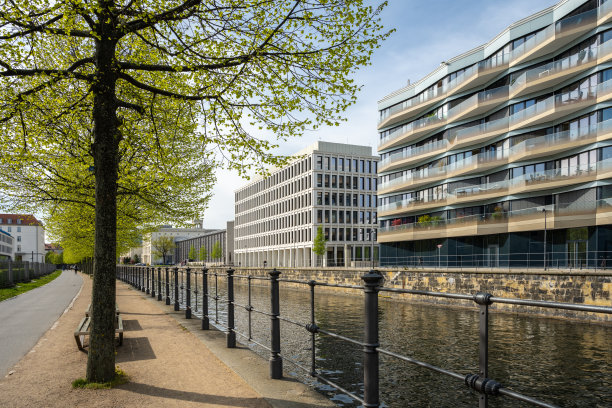 柏林市中心河边的新型现代住宅建筑图片下载