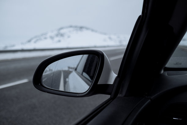 在下雪的冬天，男人在户外开车图片下载