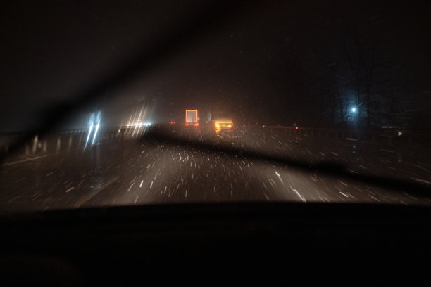 在下雪的冬天，男人在户外开车图片下载
