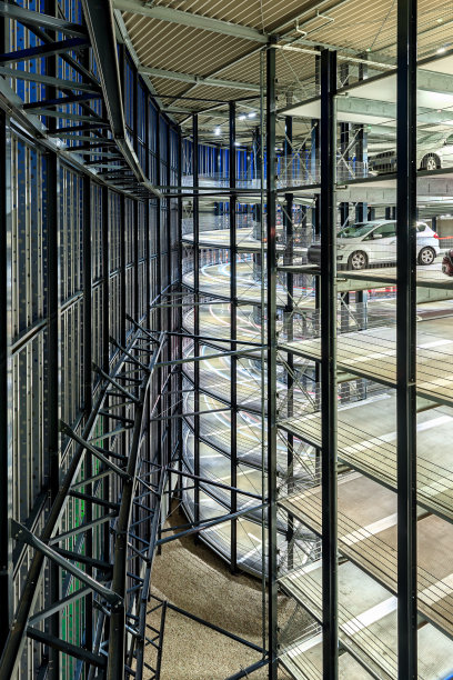 现代夜间停车场图片下载