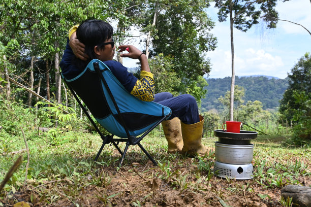 在大自然中享受一杯咖啡的人-库存照片图片下载