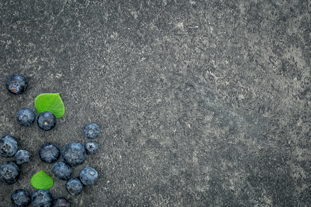 蓝莓在有纹理的黑色背景，俯视图。图片下载