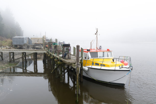 大雾清晨的渔船图片下载