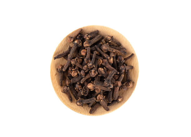 顶视图的丁香香料在木制盘子上的白色背景。图片下载