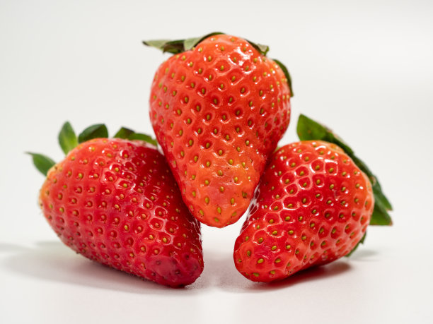 白色背景的成熟草莓。草莓靠近了。图片下载