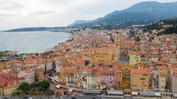 法国芒通老城的海岸和建筑鸟瞰图。无人驾驶飞机的照片。高角视角的城镇图片下载