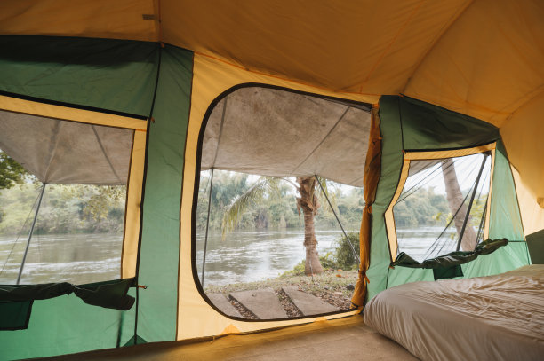 在河边的热带森林露营地的大舒适露营帐篷内度假图片下载