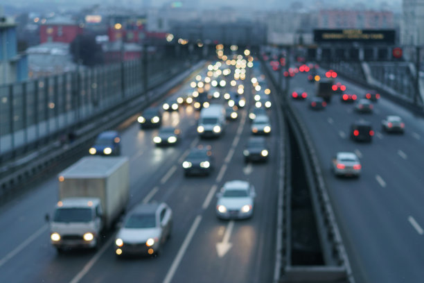 蓝色夕阳下，莫斯科高速公路上模糊的交通图片下载