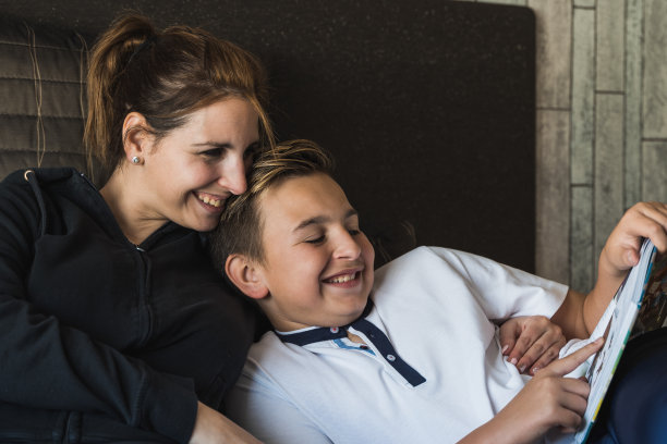 快乐的母子一起读书图片下载