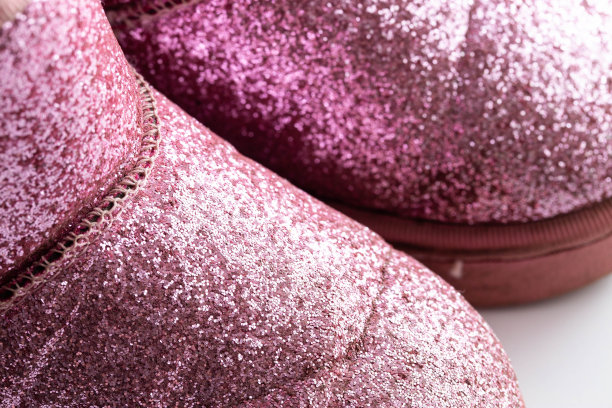 带有亮片的儿童保暖靴，特写，舒适。粉红色的图片下载