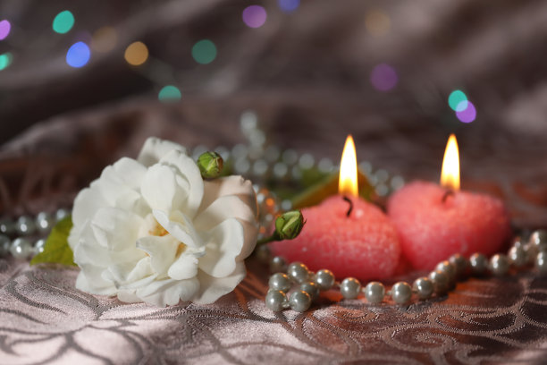 白玫瑰配蜡烛和珍珠。本空间图片下载