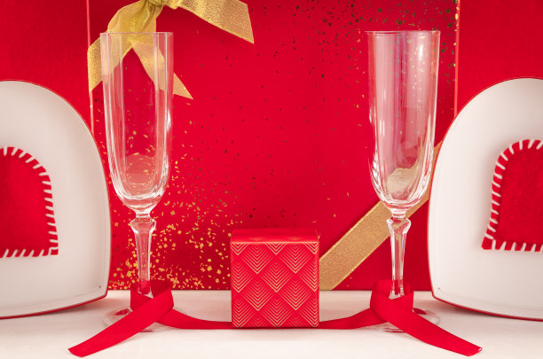 爱心从礼品盒里拿出来，还有香槟笛子。图片下载