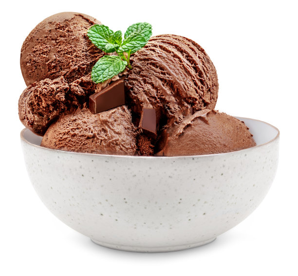 一碗白色背景的巧克力冰淇淋。近距离品尝一勺薄荷巧克力冰淇淋图片下载