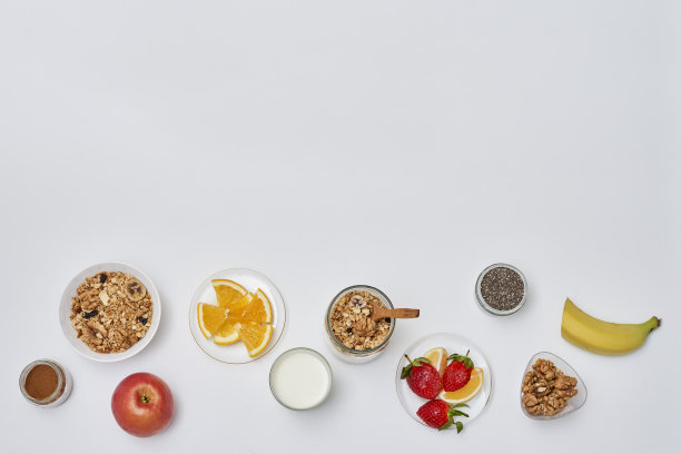 不同种类的早餐放在一张白色的桌子上图片下载