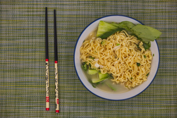 拉面配白菜和蔬菜汤，旁边放筷子图片下载