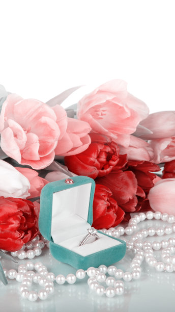 盒子与豪华订婚戒指和捧花郁金香。祝贺情人节、生日、订婚、结婚。送给女友的礼物，女人图片下载