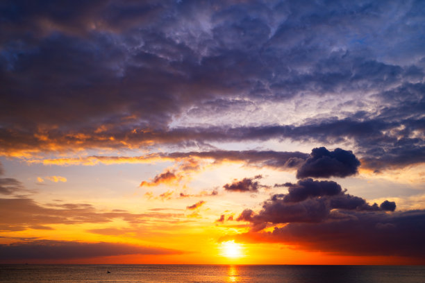 鸟瞰日落天空，自然美丽的光日落或日出在海上，五彩缤纷的戏剧性壮观的风景天空与惊人的云和波在日落天空紫色光云背景图片下载