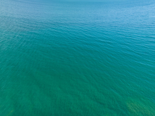 海面鸟瞰图，鸟瞰照片，俯视图海浪和水面纹理，绿色的大海背景，美丽的自然景观，惊人的海景海洋背景图片下载