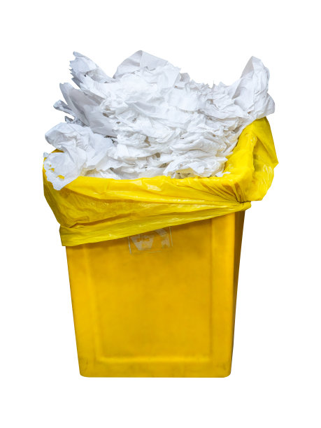 黄色的垃圾桶里满是卫生纸的碎屑。孤立在白色背景上。图片下载