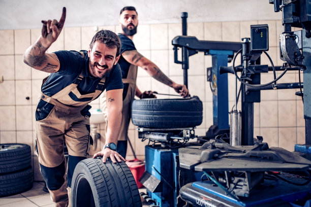 在汽车维修服务站工作的汽车修理工图片下载