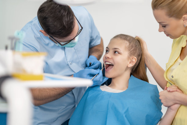 牙医诊所的女孩图片下载