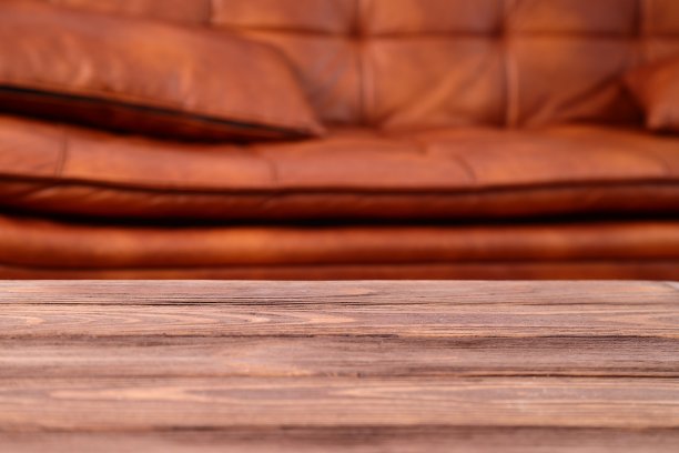 客厅有木桌，后面有沙发图片下载