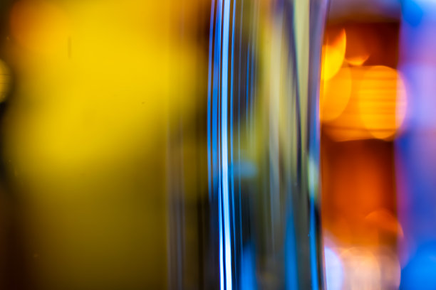 杂乱的桌面背景上放着一杯啤酒图片下载