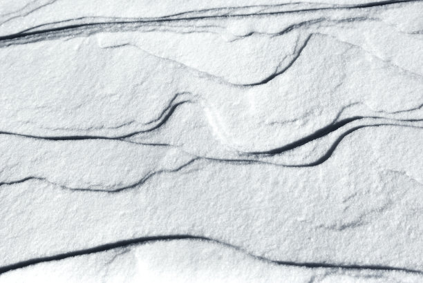 冬天白雪皑皑的田野图片下载